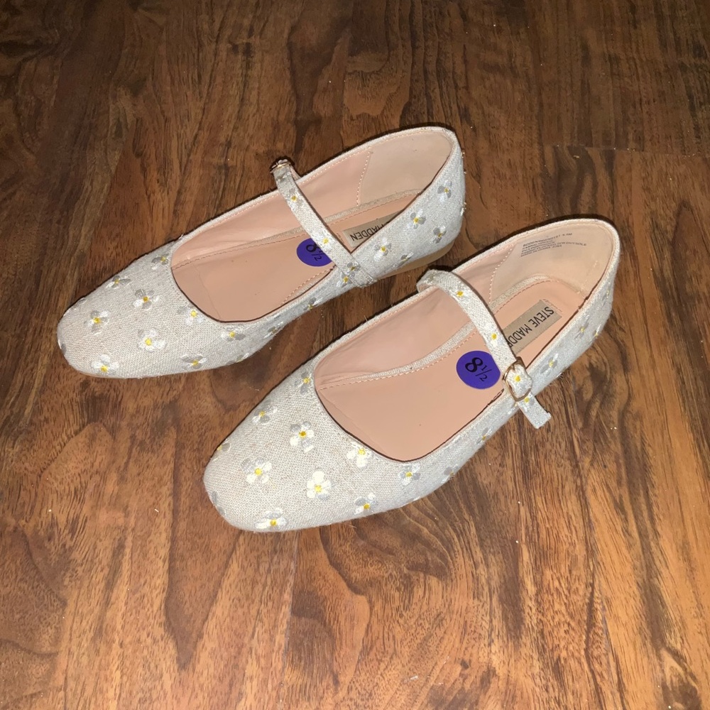 Steve Madden Tan and White Dress Shoes with Classic Design